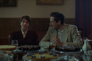 The Brutalist - Clip esclusiva con Adrien Brody, Felicity Jones e Guy Pearce
