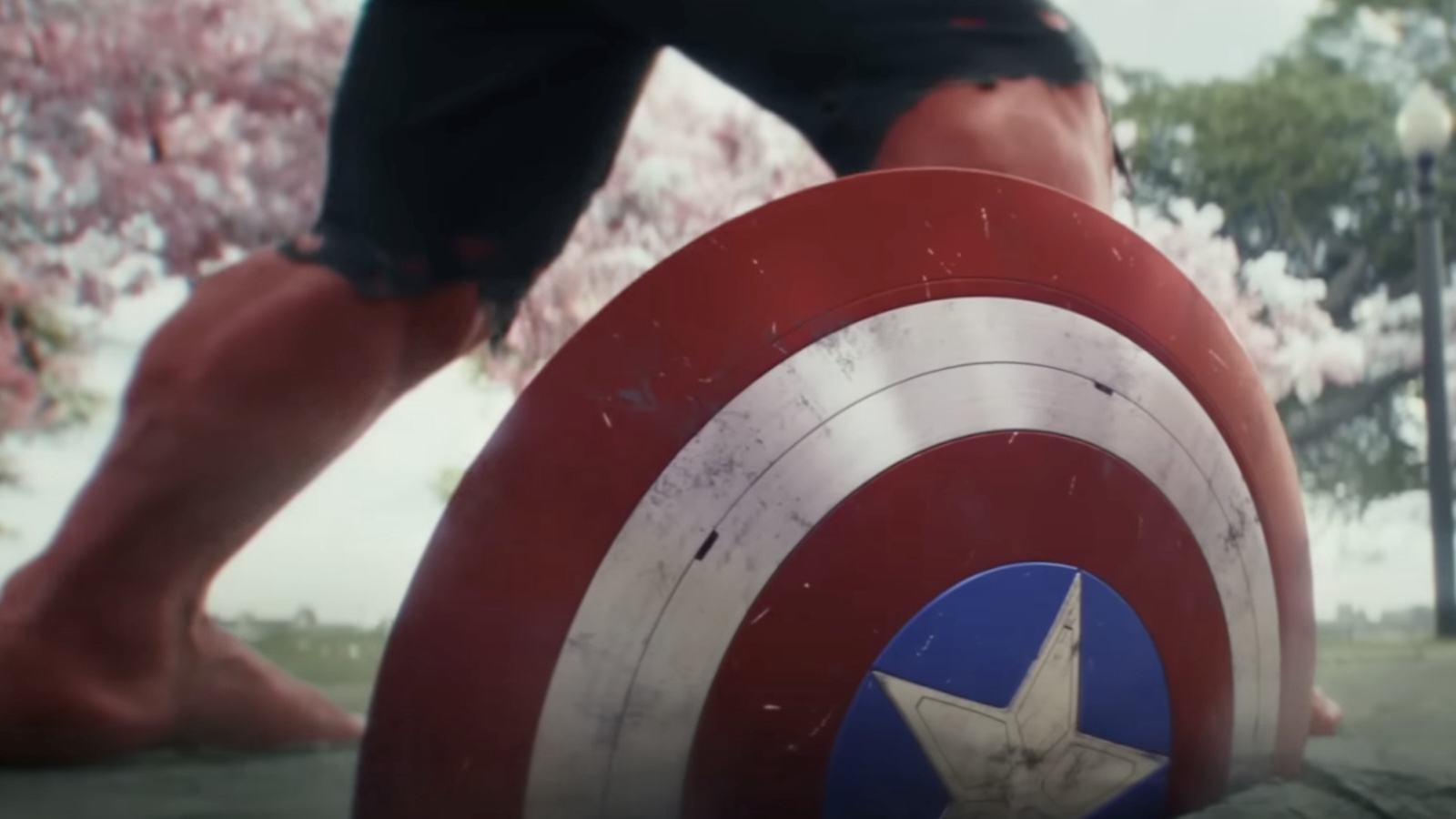 Captain America: Brave New World, lo scudo e Red Hulk in un'immagine dal trailer