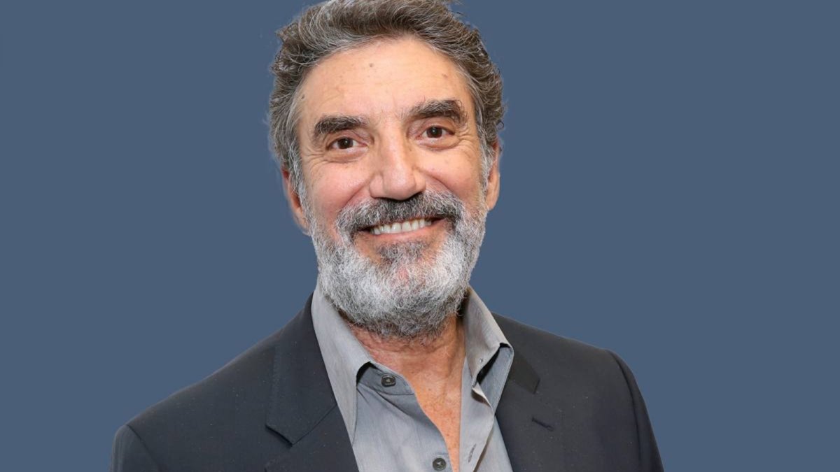 Chuck Lorre ringrazia i vigili del fuoco che hanno salvato la sua casa in un episodio di Georgie and Mandy