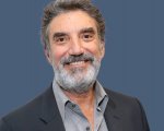 Chuck Lorre ringrazia i vigili del fuoco che hanno salvato la sua casa in un episodio di Georgie and Mandy