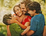 Due emisferi, recensione: riflessioni sociali per un dramma (streaming) tratto da una storia vera