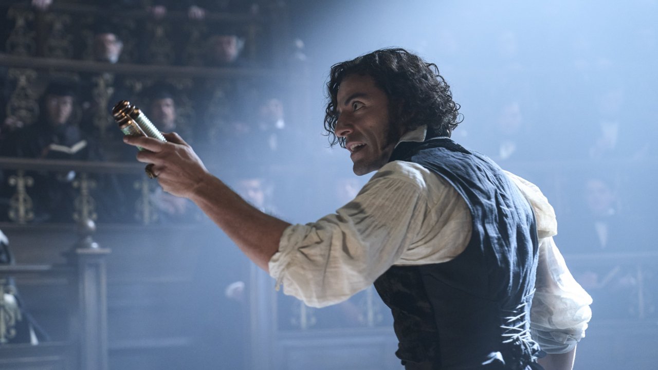 Oscar Isaac in una scena di Frankenstein
