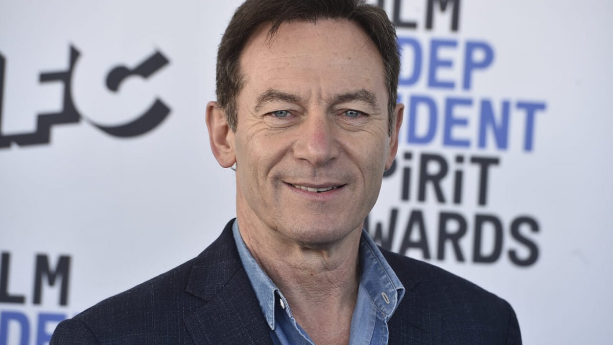 The White Lotus 3, Jason Isaacs: "Nelle scene intime puzzavamo tutti per colpa del caldo record"