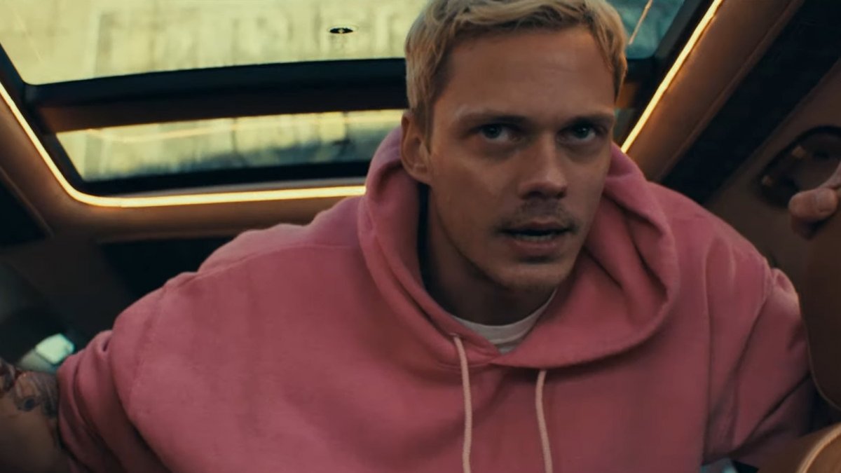 Bill Skarsgård torturato in un SUV da Anthony Hopkins nel trailer di Locked, prodotto da Sam Raimi