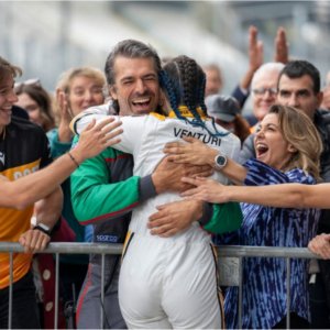 Motorvalley: Luca Argentero abbraccia Caterina Forza dopo una gara