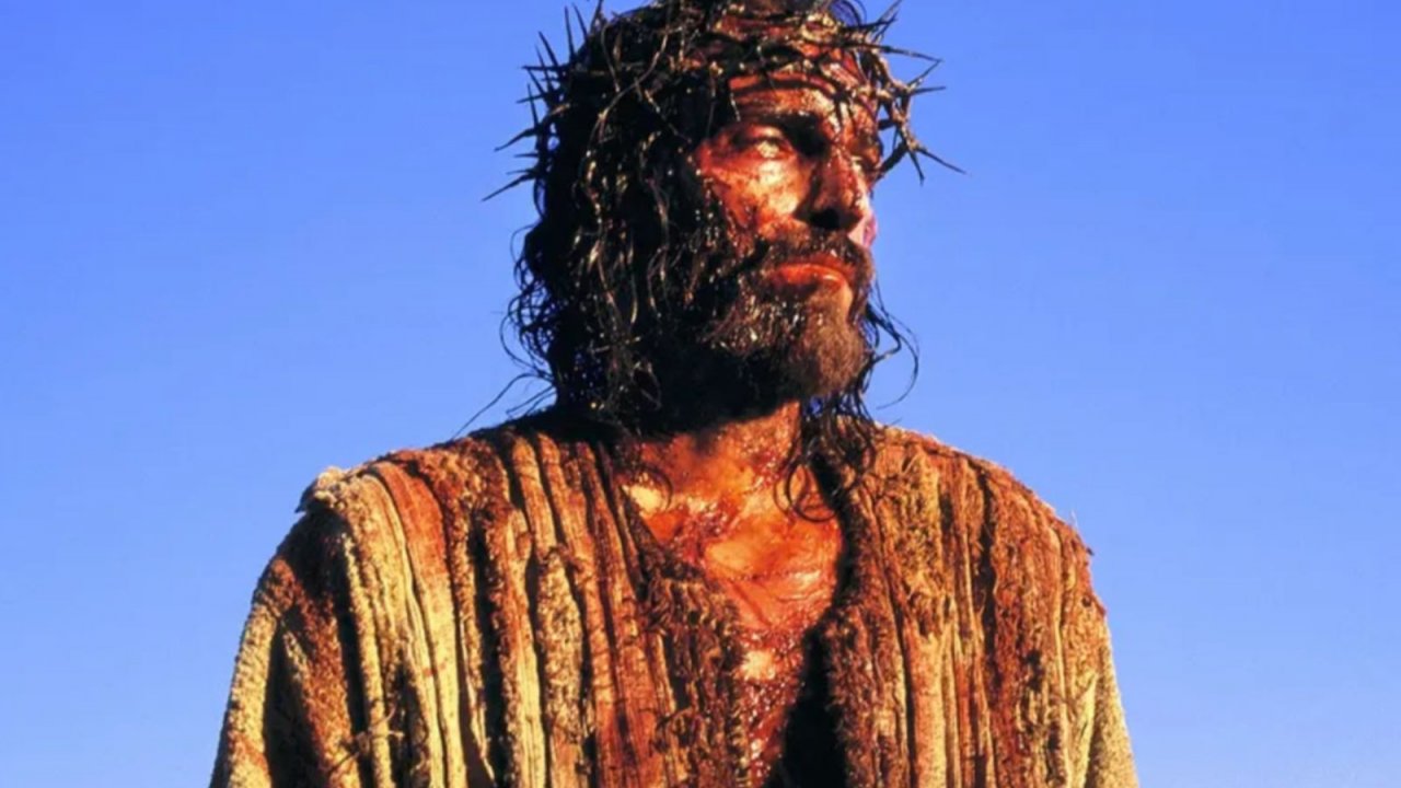 Jim Caviezel in una scena de La passione di Cristo