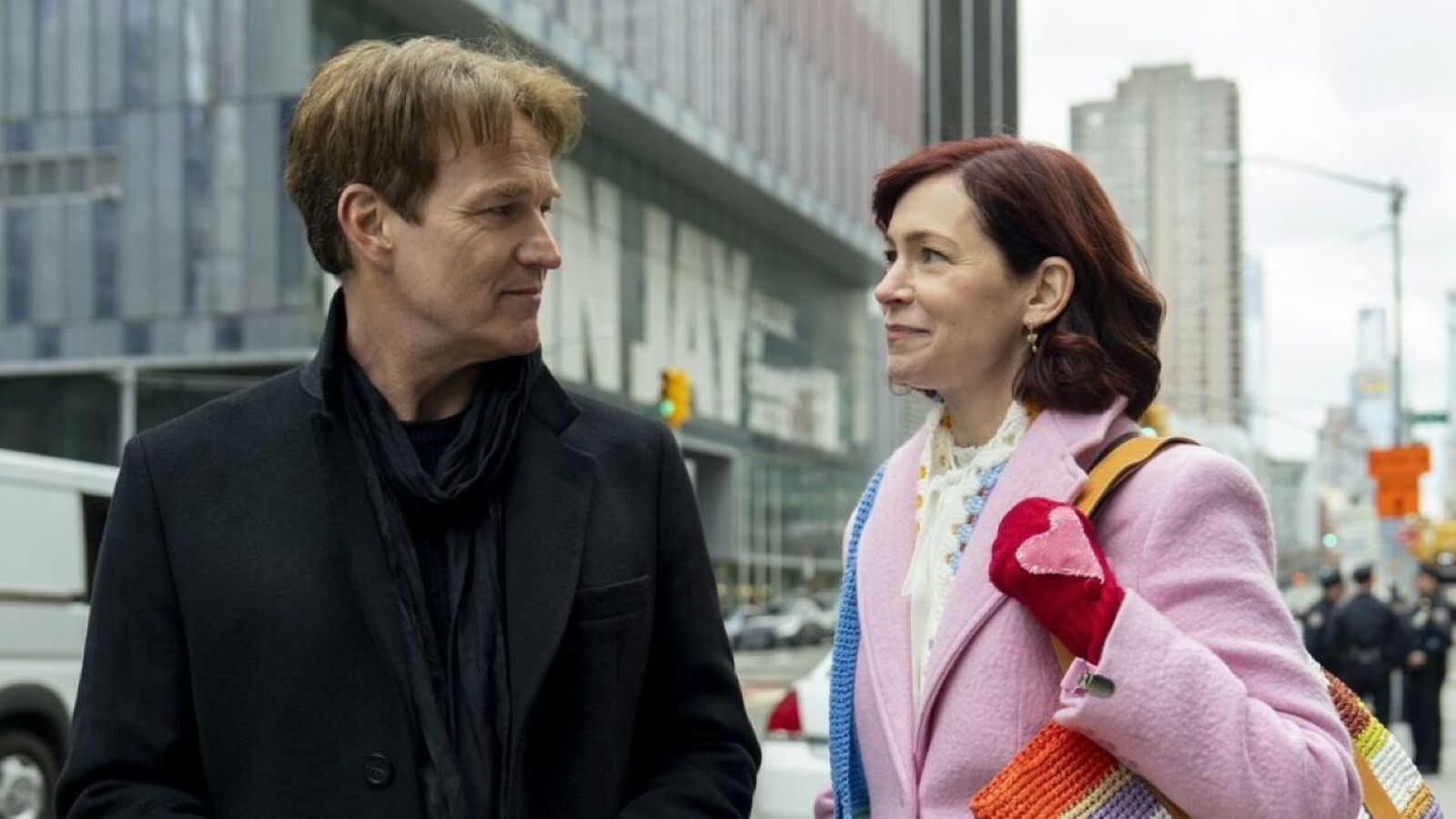 Carrie Preston e Stephen Moyer in una scena del primo episodio di Elsbeth