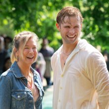 Bridget Jones: un amore di ragazzo, Leo Woodall e Renée Zellweger in una scena