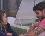 Grande Fratello: tra Helena e Javier scatta il bacio sotto le coperte? Notte di passione e tenerezze in casa