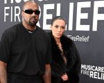 Bianca Censori: la compagna di Kanye West non avrà conseguenze legali per aver sfilato nuda ai Grammy 2025