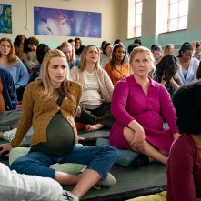 Kinda Pregnant: Amy Schumer con Brianne Howey durante una scena