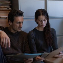 La ragazza di neve. Milena Smit e Miki Esparbé in una scena della seconda stagione.