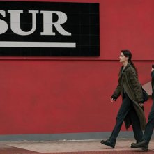 La ragazza di neve. Milena Smit e Miki Esparbé in una sequenza della seconda stagione.