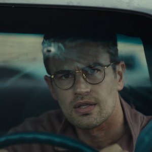 The Monkey: Theo James in un frame del film
