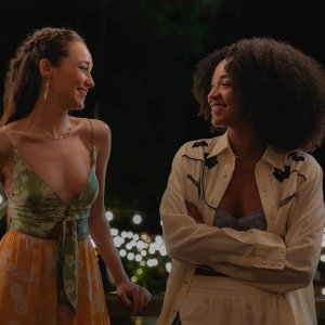 Apple Cider Vinegar. Alycia Debnam Carey e Aisha Dee in una scena della serie.