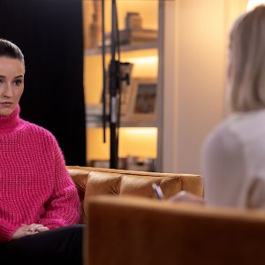 Apple Cider Vinegar. Kaitlyn Dever in una scena della serie.