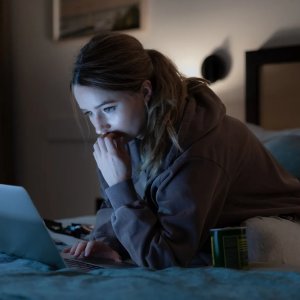 Apple Cider Vinegar. Kaitlyn Dever in una sequenza della serie.