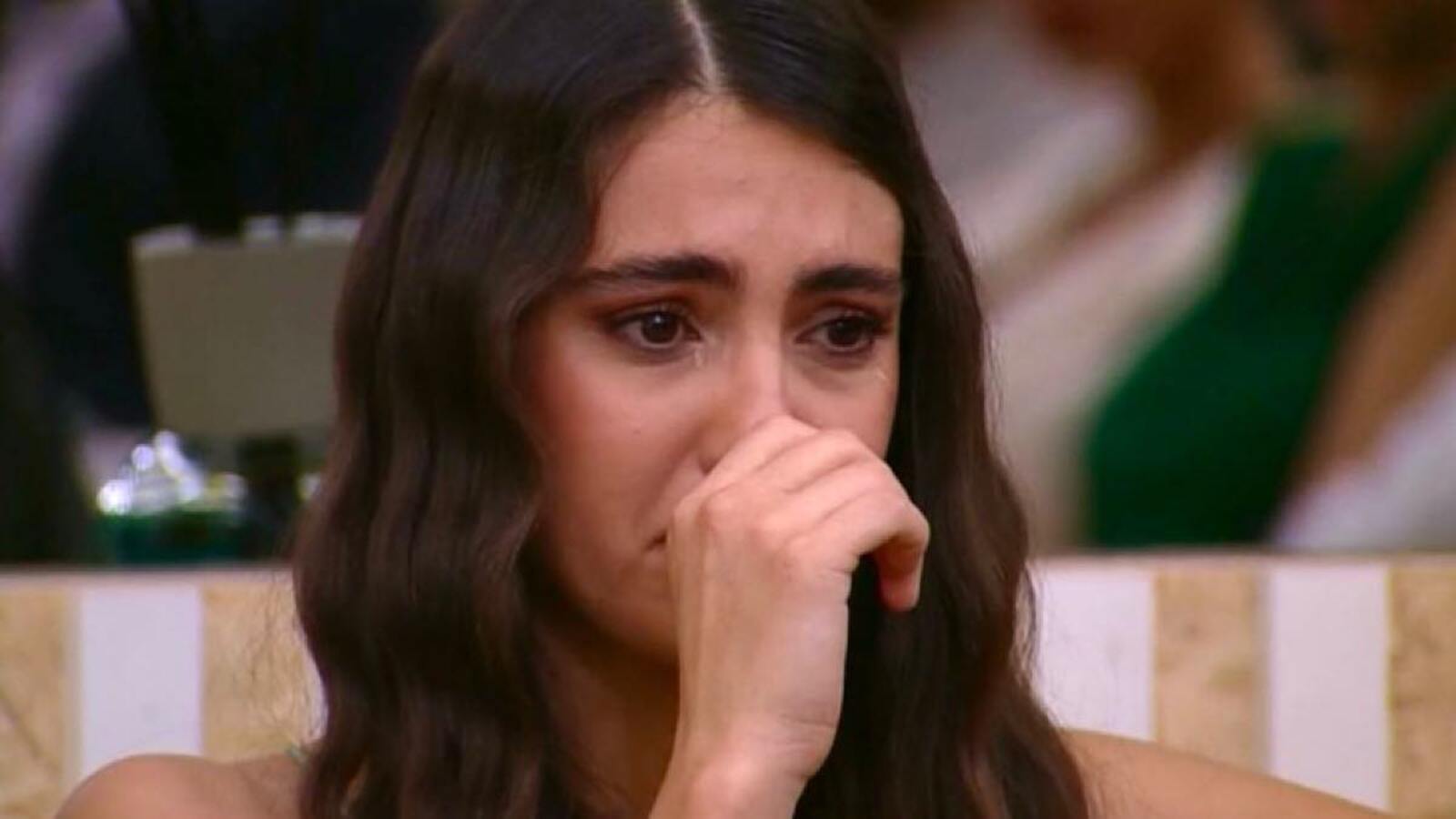 Zeudi in lacrime per Javier ed Helena