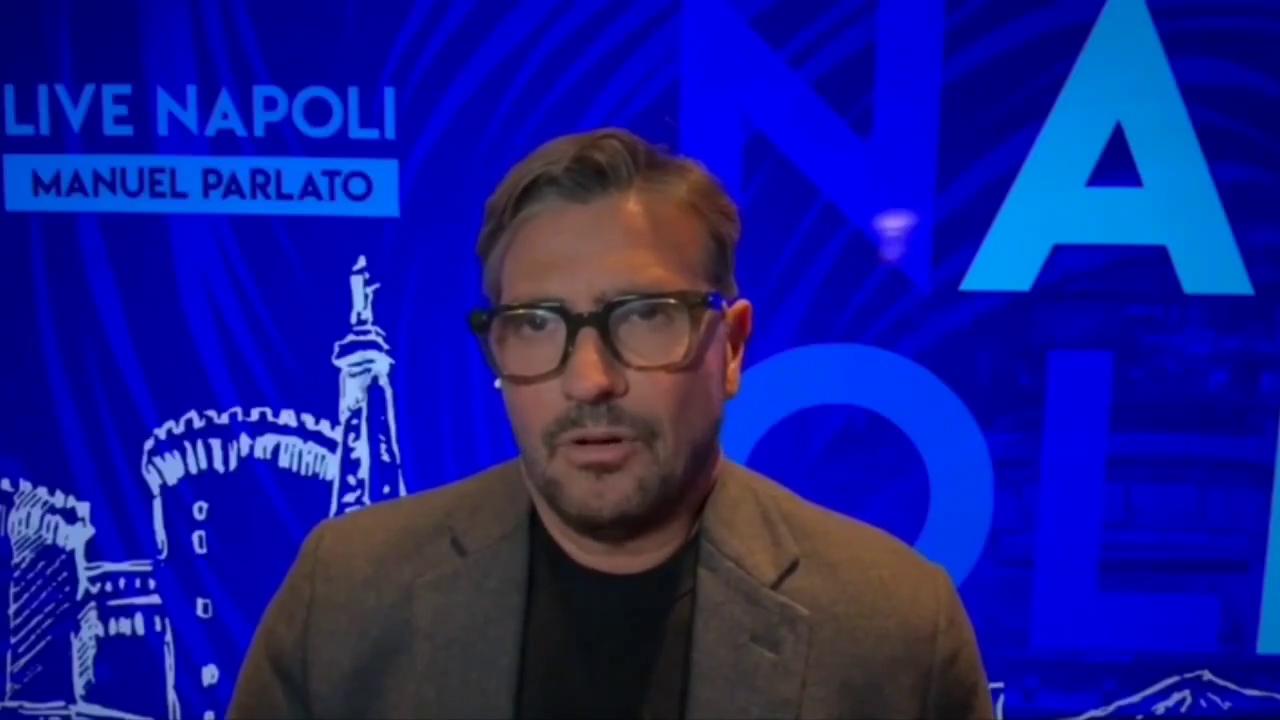 Primo piano del giornalista Manuel Parlato