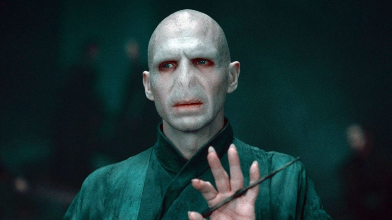 Ralph Fiennes nella parte di Voldemort