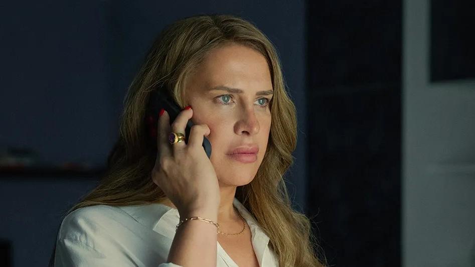 Karla Sofia Gascon al telefono in Emilia Perez