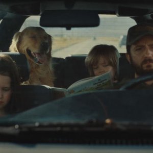 Omaha: John Magaro in auto con Molly Belle Wright, Wyatt Solis e il loro cane