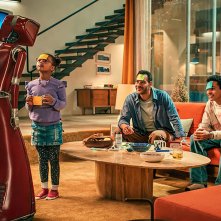 Cassandra. Il cast in una scena della serie Netflix.