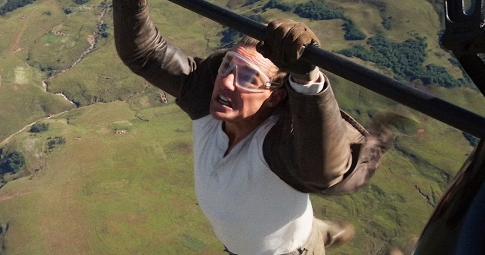 Tom Cruise durante un'acrobazia di Mission: Impossible - The Final Reckoning