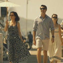 The White Lotus. Jason Isaacs, Parker Posey, Patrick Schwarzenegger, Sarah Catherine Hook e Sam Nivola in una scena della terza stagione.