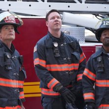 9-1-1: Lone Star. Rob Lowe, Jim Parrack e Brian Michael Smith in una scena del finale di serie.
