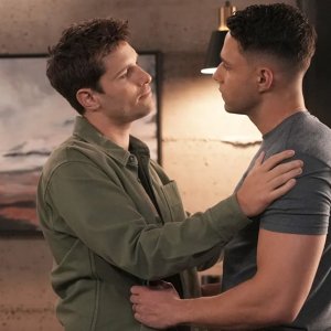 9-1-1: Lone Star. Ronen Rubinstein e Rafael Silva in una scena del finale di serie.