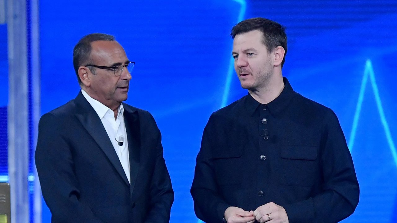 Carlo Conti e Alessandro Cattelan durante una trasmissione tv