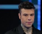 Fedez con gli occhi 'da alieno' sul green carpet di Sanremo 2025: lenti a contatto o effetto ottico?