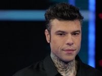 Fedez con gli occhi 'da alieno' sul green carpet di Sanremo 2025 : lenti a contatto o effetto ottico?