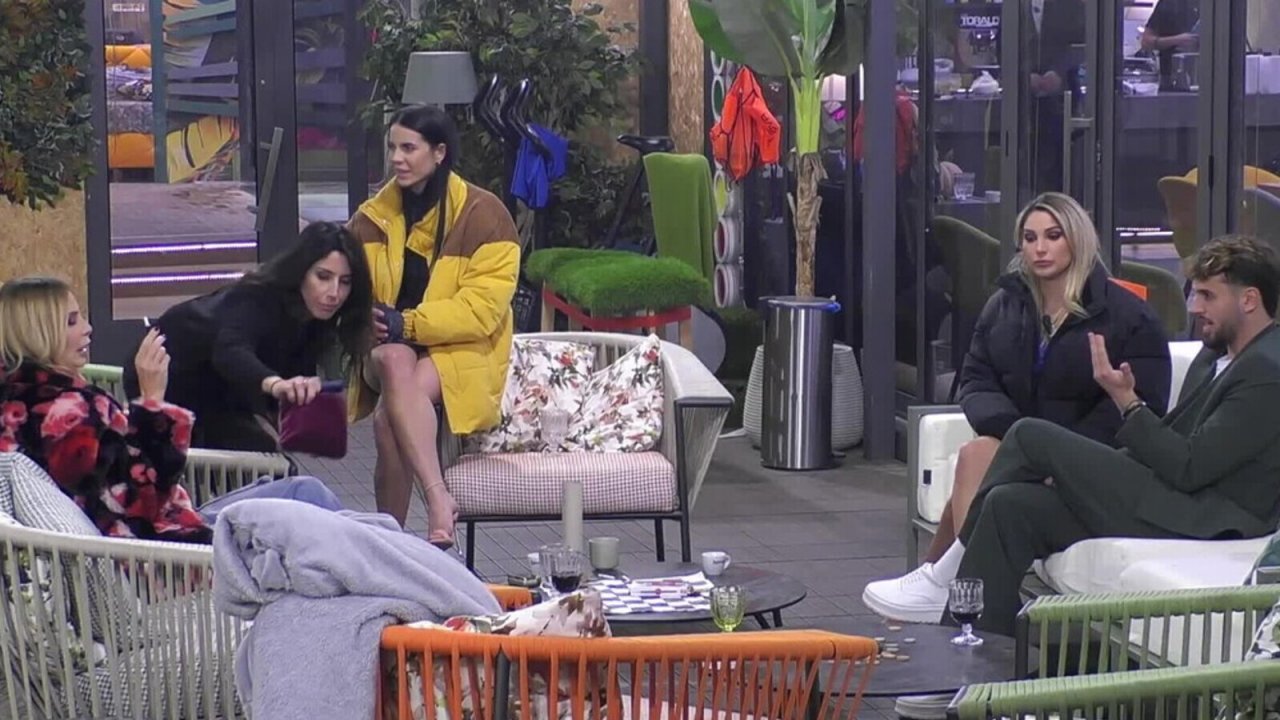 Alcuni concorrenti del Grande Fratello dopo la diretta del 10 febbraio