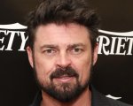 Mortal Kombat 2: il primo poster rivela Karl Urban nei panni di Johnny Cage