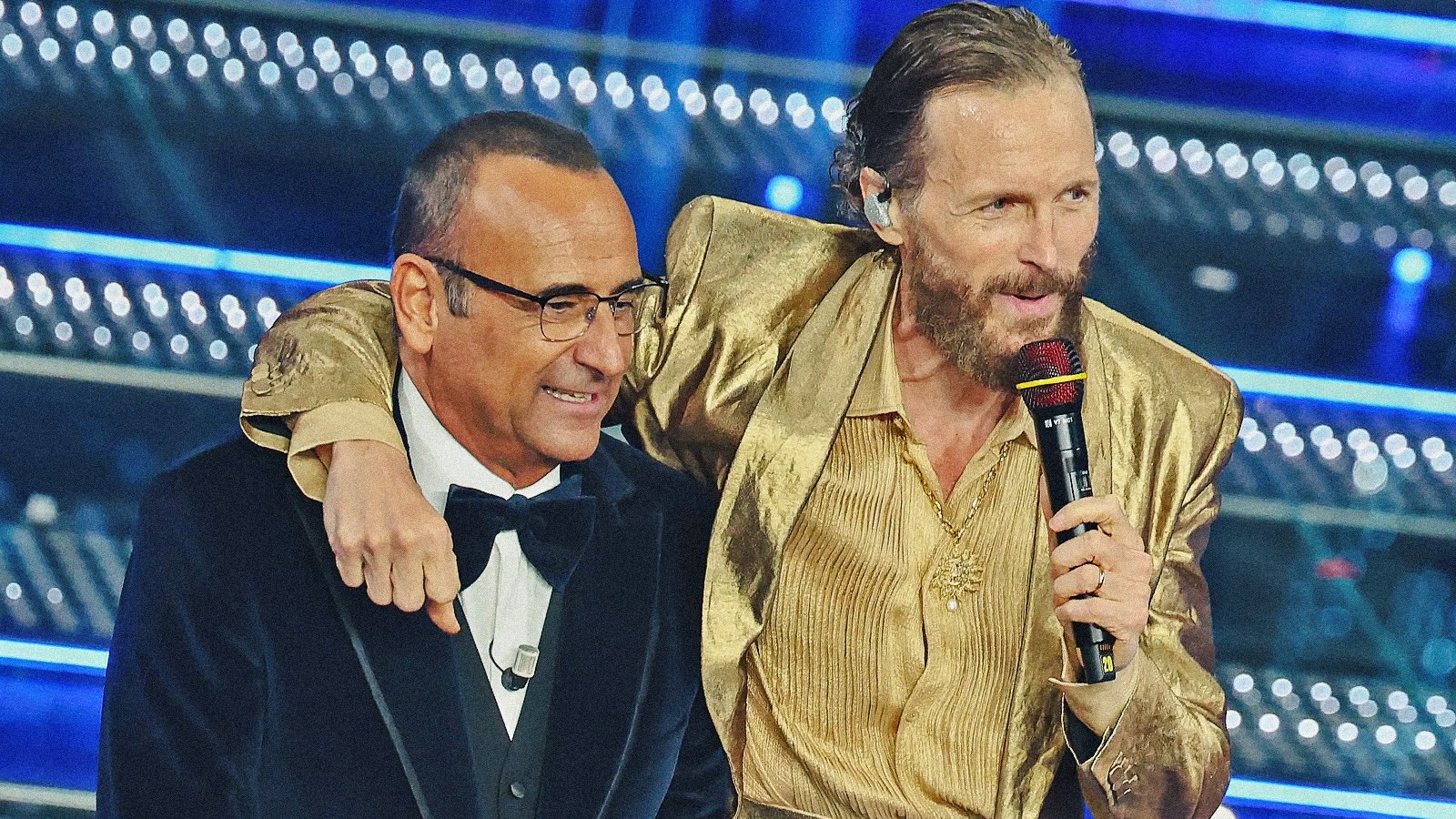 Carlo Conti e Jovanotti sul palco del Festival di Sanremo 2025