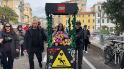 Francesca Michielin consegna fiori LEGO a Sanremo