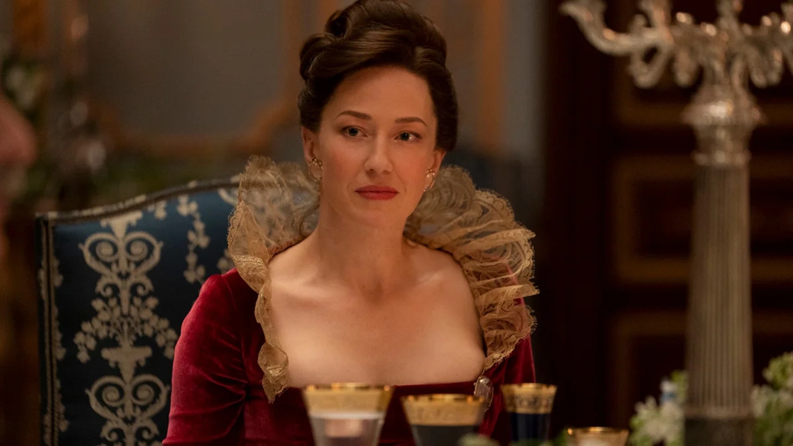 Carrie Coon nella serie The Gilded Age