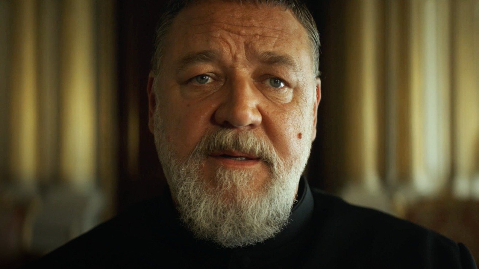 Un'immagine di Russell Crowe ne L'esorcista del Papa