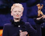 Tilda Swinton a Berlino 2025 critica la situazione politica: 'L'inumano viene perpetrato sotto i nostri occhi'