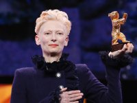 Tilda Swinton a Berlino 2025 critica la situazione politica: 'L'inumano viene perpetrato sotto i nostri occhi'