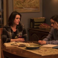 Yellowjackets. Melanie Lynskey e Sarah Desjardins in una scena della terza stagione.