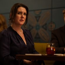 Yellowjackets. Melanie Lynskey e Warren Kole in una scena della terza stagione.