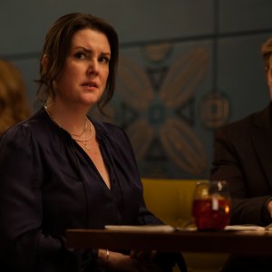 Yellowjackets. Melanie Lynskey e Warren Kole in una scena della terza stagione.