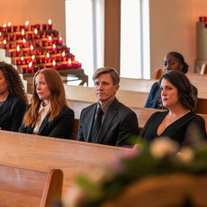 Yellowjackets. Tawny Cypress, Lauren Ambrose, Melanie Lynskey e Warren Kole in una scena della terza stagione.
