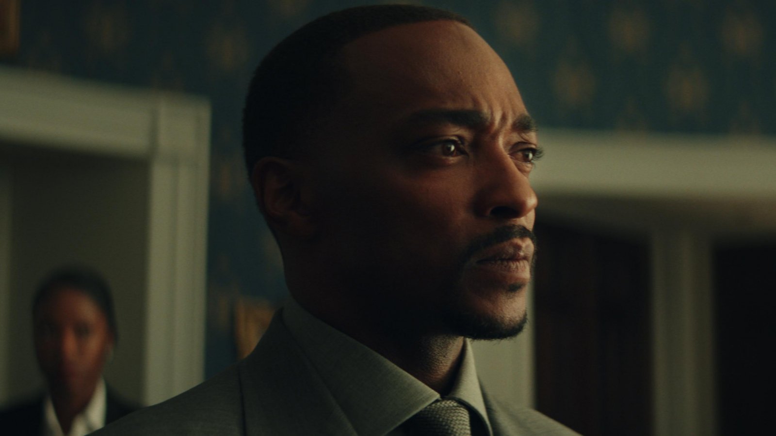 Un primo piano di Anthony Mackie
