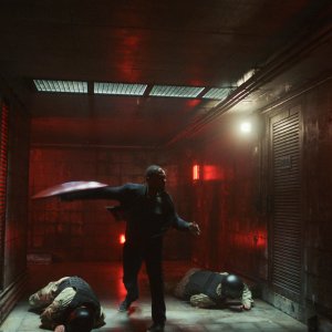 Captain America: Brave New World: Anthony Mackie in una scena d'azione