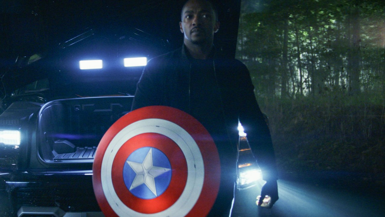Anthony Mackie con lo scudo in mano in una scena