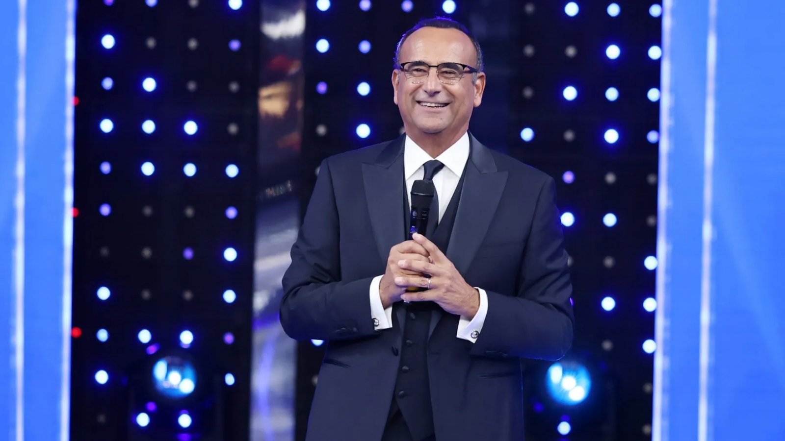 Carlo Conti durante una serata del Festival di Sanremo 2025